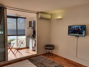 TV a/nebo společenská místnost v ubytování Vous rêvez de soleil ! studio Abricot 309