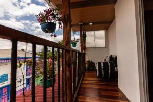un balcón con macetas en una casa en Posada Elenita en Salento