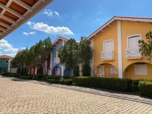a row of houses on a cobblestone street at Casa em Condomínio 2 suítes casa 03 in Juazeiro do Norte