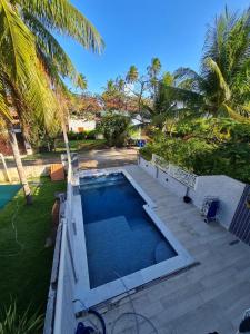 eine Terrasse mit Poolblick in der Unterkunft Casa Praia dos Carneiros in Tamandaré