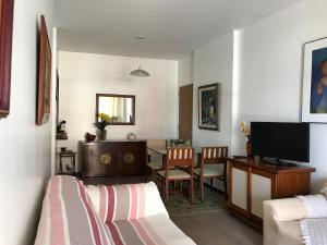 un soggiorno con televisione e una sala da pranzo di Flat Golden Coast a Rio de Janeiro