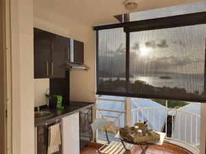 Kuchyň nebo kuchyňský kout v ubytování Vous rêvez de soleil ! studio Abricot 309
