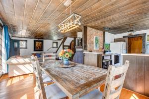 a kitchen and dining room with a wooden table and chairs at Brighton Sunflower Chalet in Brighton