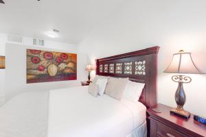 Łóżko lub łóżka w pokoju w obiekcie Riverside Suites
