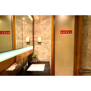 La salle de bains est pourvue d'un lavabo et d'un miroir. dans l'établissement R&F PRINCESS COVE BY HOMEFORT SUITES, à Johor Bahru