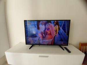 TV a/nebo společenská místnost v ubytování apartment golden Prague