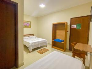 Habitación hospitalaria con cama y espejo en Graal Inn Queluz, en Queluz