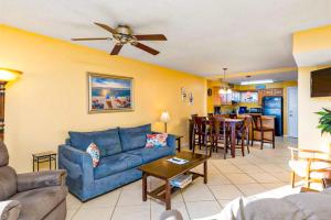 - un salon avec un canapé bleu et une table dans l'établissement Buena Vista, à Gulf Shores