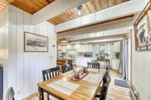 Il comprend une cuisine et une salle à manger avec une table et des chaises en bois. dans l'établissement Jay Chalet, à Jay