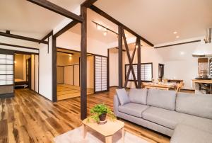 由布市Cominka Yufuin的客厅里有一张沙发和一张桌子。