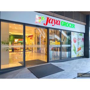 Supermarket nebo jiné obchody v  hotelu nebo okolí
