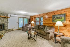 Gallery image of Tall Oaks Retreat in McHenry