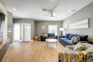 uma sala de estar com dois sofás e uma mesa em Serenity Island em Corpus Christi