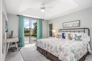 ein Schlafzimmer mit Bett, Schreibtisch und Fenster in der Unterkunft Galleon's Treasure in Marco Island + 30 Fotos