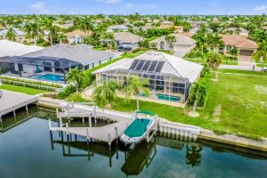 eine Luftansicht eines Hauses mit einem Boot auf dem Wasser in der Unterkunft Galleon's Treasure in Marco Island