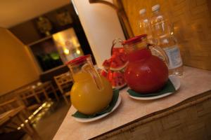 Dos jarras de jugo en un mostrador con pizzas en Hotel Rainero, en Asti