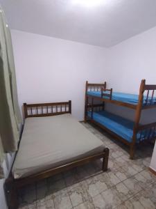 2 Betten in einem Zimmer mit in der Unterkunft Ohana Casa 2 Boraceia in Bertioga