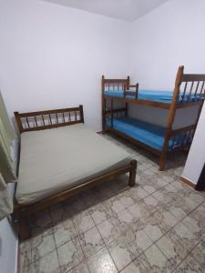 2 Betten nebeneinander in einem Zimmer in der Unterkunft Ohana Casa 2 Boraceia in Bertioga