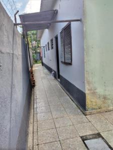 un corridoio vuoto di un edificio con finestra di Ohana Casa 2 Boraceia a Bertioga