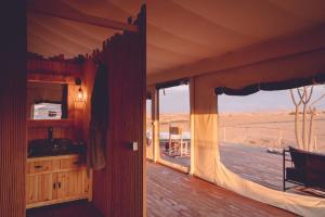 的住宿－Dar Inacamp，客房设有一个享有沙漠美景的阳台。
