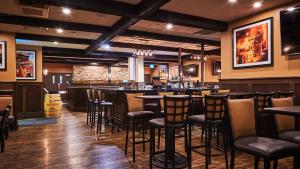 un bar dans un restaurant avec tabourets dans l'établissement Cartier Place Suite Hotel, à Ottawa