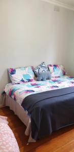 Postel nebo postele na pokoji v ubytování Homestay near Dandenong Plaza
