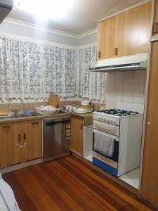 Kuchyň nebo kuchyňský kout v ubytování Homestay near Dandenong Plaza