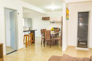 a kitchen and dining room with a table and chairs at Vista mar Preá - Praia do Preá in Acaraú