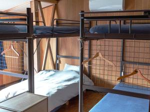 - deux lits superposés dans une chambre dans l'établissement Yukinoura Guest House Moritaya, à Saikai