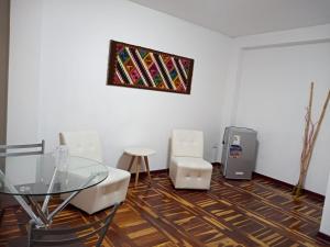 Habitación con mesa, mesa de cristal y máquina. en Peruvian Family Hostal Miraflores, en Lima