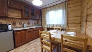 アルティバシュにあるГостевой дом Дярыкのキッチン(テーブル、椅子付)、窓