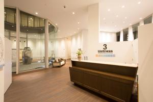 eine Lobby eines Gebäudes mit Wartebereich in der Unterkunft 3 Wellness in Okayama