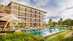 une vue sur l'extérieur d'un hôtel avec une piscine dans l'établissement Modala Beach Resort, à Panglao