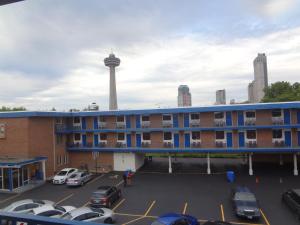 parking przed budynkiem z wieżą w obiekcie Empress Inn and Suites by the Falls w mieście Niagara Falls