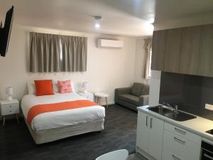 Postel nebo postele na pokoji v ubytování Sturt Motel + 37 fotografií