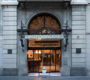 una tienda frente a un edificio con un cartel para una tienda en Cuatro Naciones, en Barcelona