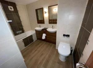a bathroom with a toilet and a sink and a tub and a toilet at Fell View in Troutbeck +37 photos