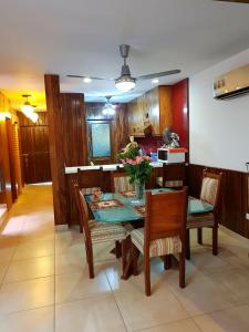 a dining room with a table and chairs and a kitchen at Hacienda en Primavera, descanso Familiar total in Puerto Vallarta