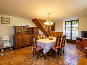 a kitchen with a table and chairs in a room at Gîte Montignac, 4 pièces, 6 personnes - FR-1-616-83 in Montignac