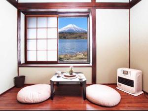 Habitación con ventana y vistas a la montaña. en Guest House Zen en Yamanakako