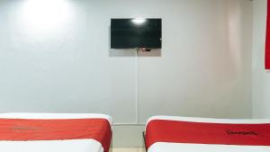TV a/nebo společenská místnost v ubytování RedDoorz @ Good 101 Quiricada Manila