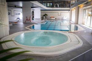 Bazén v ubytování Hôtel & Spa Vatel nebo v jeho okolí + 37 fotografií