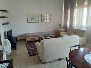 een woonkamer met een bank en een tafel bij Da Alma in Fano