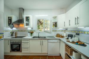 Kuchyň nebo kuchyňský kout v ubytování Casa Linda Great Located Beach House in Marbella