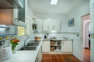 Kuchyň nebo kuchyňský kout v ubytování Casa Linda Great Located Beach House in Marbella