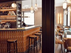 - un bar avec tabourets dans un restaurant dans l'établissement Hotel Seehof, à Zurich