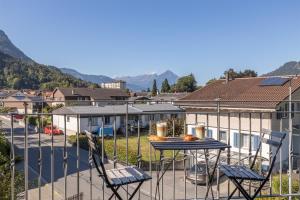 d'un balcon avec une table et des chaises. dans l'établissement Buche, à Interlaken