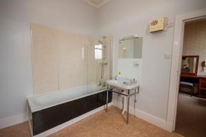 Ванна кімната в The Stromness Hotel