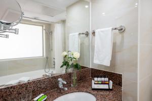 Koupelna v ubytování Constantinou Bros Athena Royal Beach Hotel