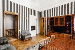 Posedenie v ubytovaní Katerynynska Street 3-bedrooms Apartment